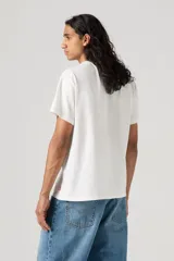 Remera blanca de algodón con cuello redondo y estampado frontal con el logo de Levi's en color verde.
