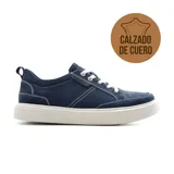 Zapato casual de cuero azul marino con cordones blancos y suela blanca.