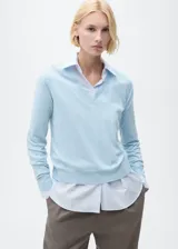 Sweater celeste de punto fino con cuello en V y mangas largas.