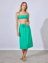 Falda midi de modal color verde con pretina ancha elastizada y lazo de ajuste.