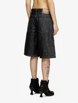 Short de denim negro lavado, estilo culotte o bermuda ancha, con tiro alto y cierre de botones. Presenta un diseño holgado y estructurado.