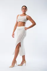 Musculosa blanca de viscosa con escote redondo y terminaciones de calidad.