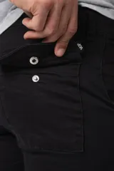 Bermuda cargo negra de gabardina con spandex, con bolsillos amplios con broche metálico, cintura con pasadores y etiqueta tejida VCP.