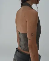 Top marrón con estampado difuminado, escote halter y espalda descubierta.