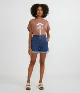 Blusa color marrón claro estilo t-shirt, con cuello redondo y mangas cortas. Presenta un bordado de cocotero en el frente.
