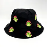 Gorro tipo bucket negro con estampado de ranas verdes con sombreros de hongo rojos.
