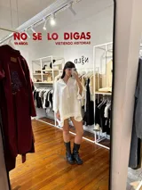 Camisa color beige de lino con escote en V y bordado multicolor.