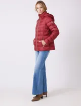 Campera liviana Michael Kors color blanco, con cierre frontal metálico dorado, bolsillos delanteros con cierre, capucha desmontable y avíos metálicos con logo.