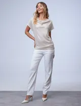 Blusa de mujer Cable & Gauge color beige claro, confeccionada en tejido lurex con textura plisada vertical. Presenta un escote drapeado tipo cuello volcado y mangas cortas.