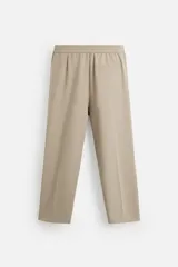 Pantalón negro de corte recto con cintura elástica, bolsillos laterales y un bolsillo trasero de ojal.