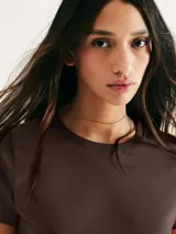 Camiseta de manga corta color terracota, con cuello redondo y corte ajustado.