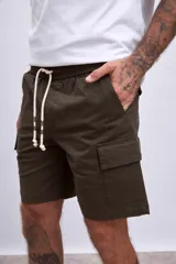 Bermuda color beige con bolsillos cargo laterales y cordón ajustable en la cintura.