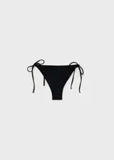 Braga de bikini negra con diseño de triángulo, corte cheeky, forro interior y cierre de lazos laterales.