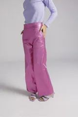 Pantalón recto de tiro medio, corte wide leg y acabado metalizado color fucsia.