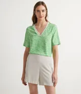 Blusa de poliéster con estampado animal print de cebra, escote en V y mangas cortas.
