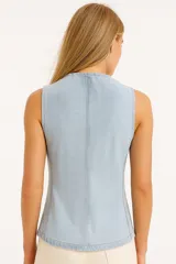 Chaleco celeste de jean con cuello en V, cierre frontal con botones y bolsillos delanteros.