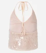 Blusa color rosa pálido con lentejuelas y volados, de escote halter y espalda descubierta.