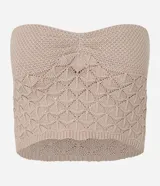 Blusa cropped color beige, confeccionada en tejido de punto texturizado, con escote sin breteles y fruncido en el busto.