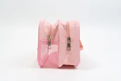 Neceser de diseño transparente con detalles en color rosa y asas.