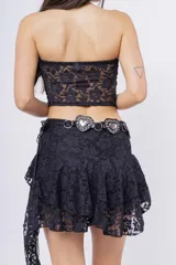 Strapless negro con espalda de encaje floral.
