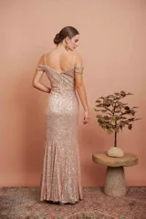 Vestido largo de fiesta con lentejuelas color rose, escote cruzado y corte sirena.