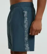 Bermuda deportiva color verde oliva, confeccionada en tejido tecnológico con toque leve y elástico. Cuenta con cintura elástica, cordón interno, bolsillos laterales y estampado reflectivo lateral.