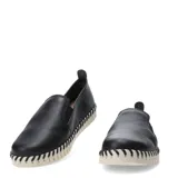 Zapato Lobb de cuero negro con elástico en el empeine y suela de goma blanca con diseño dentado.