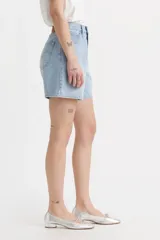 Short de jean celeste de tiro alto, corte holgado y largo a medio muslo.