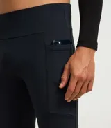 Bermuda deportiva masculina color negro, de corte ajustado tipo biker, confeccionada en microfibra con compresión y bolsillos laterales.