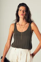 Musculosa de punto color verde militar, con breteles anchos y escote redondo.