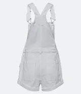 Peto corto blanco de sarga con tirantes ajustables con botones, bolsillos cargo y ruedo doblado.