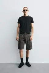 Bermuda cargo de algodón color marrón oscuro, tiro medio, corte regular, con bolsillos laterales de parche con solapa y bolsillos traseros de vivo.