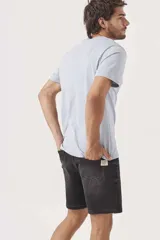 Bermuda de jean negra con efecto lavado.