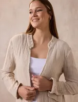 Chaqueta blanca de algodón marca Dash, con bolsillos simulados en el frente.