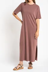 Vestido marrón largo de algodón con cuello redondo y mangas cortas, corte recto y aberturas laterales.