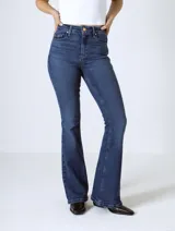 Pantalón de jean negro de corte acampanado y tiro alto.