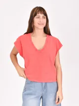 Remera roja de mangas cortas con cuello en V.