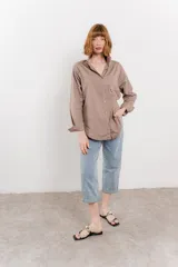 Camisa celeste de algodón con corte clásico, manga larga y bolsillo en el pecho.