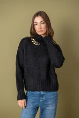 Sweater negro de lana con detalle de cadena en el hombro, de corte relajado y manga larga.