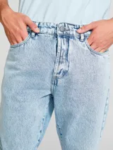 Pantalón de jean celeste de corte recto.