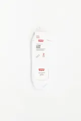 Pack de tres pares de medias invisibles blancas marca Levi's, con logo en el empeine y borde rojo.