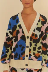 Cárdigan de punto con estampado animal print multicolor, escote en V, mangas largas con puños ajustables y cierre frontal con botones.