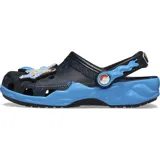 Zuecos Crocs Classic de Pokémon Versus, con diseño asimétrico: el pie derecho representa el tipo fuego y el izquierdo el tipo agua. Incluyen charms Jibbitz de Pokémon y logo de Pokémon en la correa trasera.
