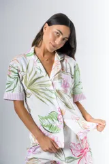 Conjunto de pijama de algodón a rayas verticales rosas y blancas, con detalles en celeste. Incluye camisa de manga corta con botones y bolsillo en el pecho, y shorts con cintura elástica.