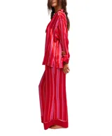 Conjunto de pijama de camisa de manga larga con cuello y pantalón de corte amplio, con estampado de flores y tigres en tonos rojos, rosas y blancos.