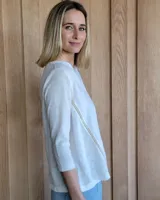 Blusa blanca de lino con escote en V y mangas 3/4.