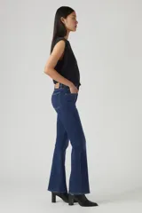 Pantalón de jean azul oscuro, corte bootcut, tiro alto, con bolsillos delanteros y traseros.