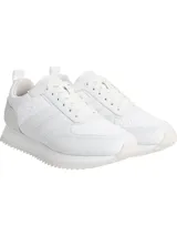 Zapatillas deportivas blancas de cuero con suela de goma y logo grabado en los laterales.