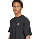Remera negra holgada de Adidas con logo blanco bordado en el pecho.