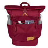 Mochila Jansport modelo Hatchet Rolltop, color bordó, con cierre superior enrollable y hebilla ajustable. Presenta un bolsillo frontal con solapa y un parche de cuero con el logo de la marca.